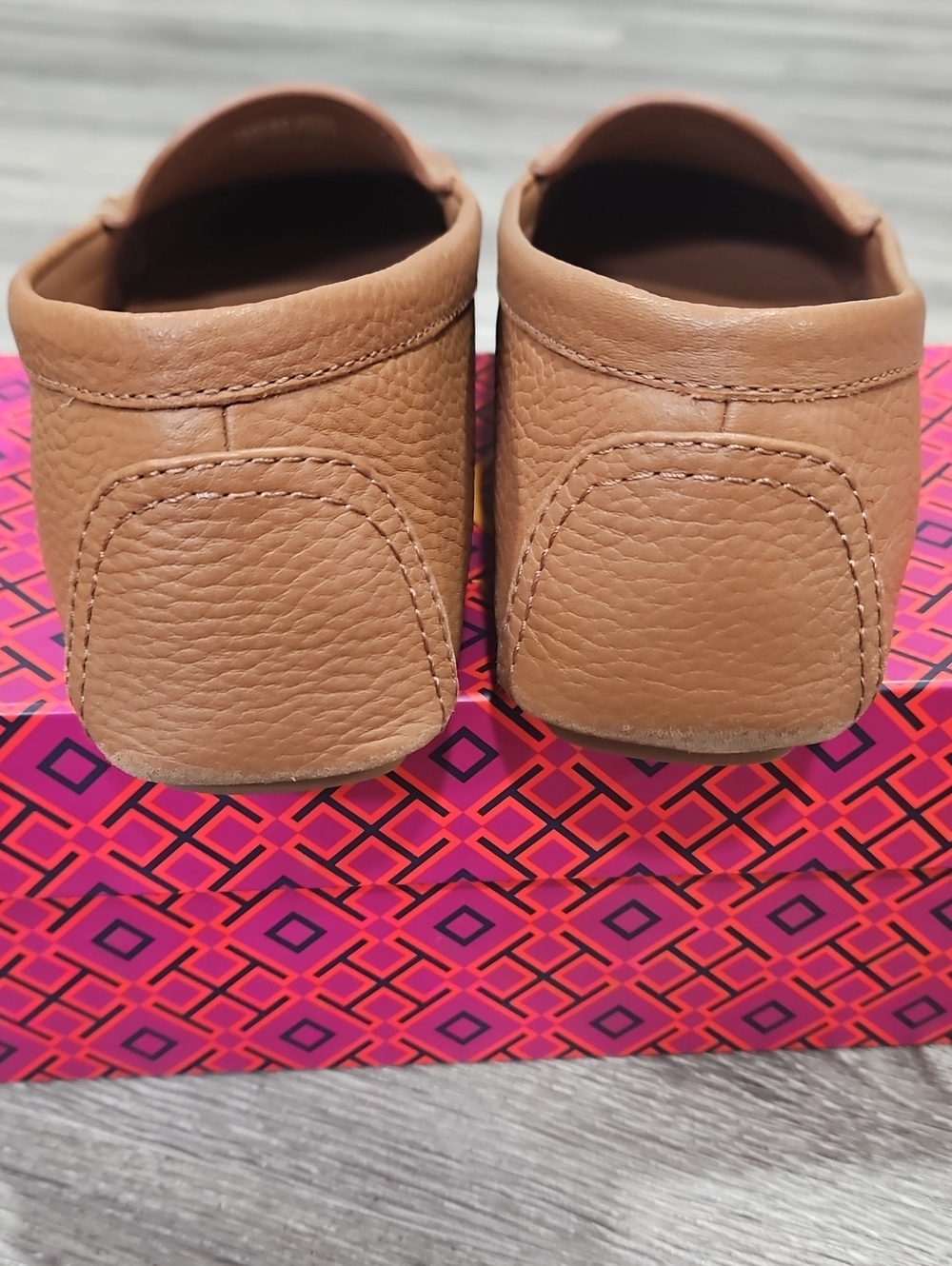 Tory Burch Lowell 2 Driver Tumbled Leather Size 7 Royal Tan - Picture 8 of 11